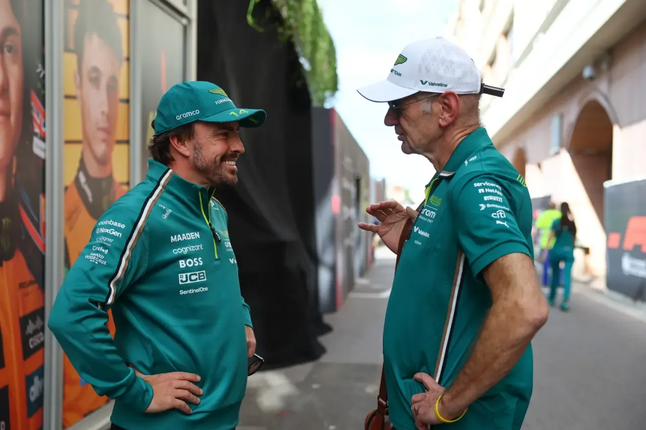 Adrian Newey charla con Fernando Alonso.
