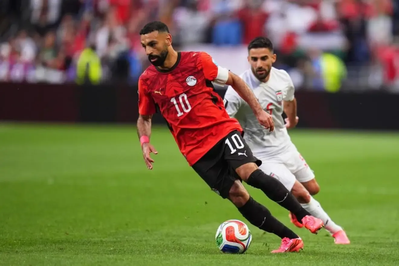 Mohammed Salah se deshace de un contrario