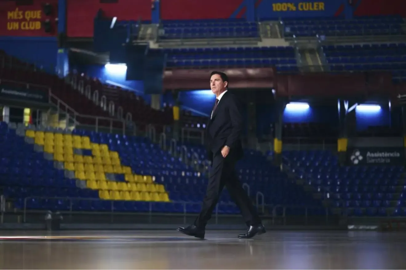 Xavi Pascual, entrenador del Barcelona, solo mirando las gradas vacías del Palau.