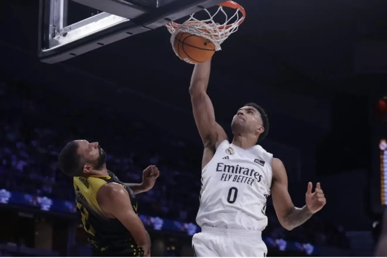 Trey Lyles hace un mate en presencia de