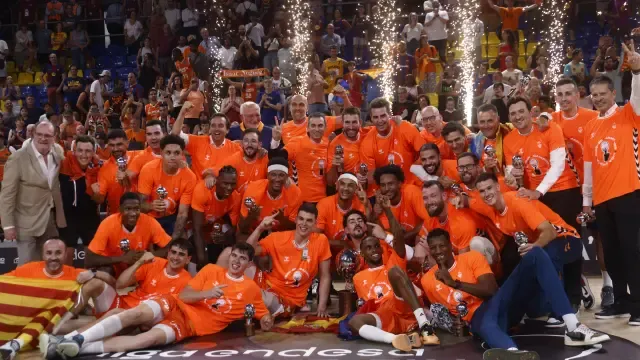 BARCELONA, 24/06/2026.- Los jugadores del Valencia Basket celebran la victoria al finalizar el cuarto partido de la final de la Liga Endesa disputado entre Barcelona y Valencia Basket, este miércoles en el Palau Blaugrana. EFE/Quique García