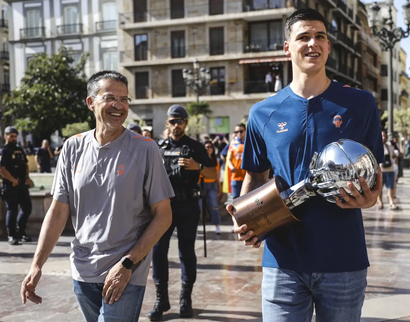 Jaime Pradilla, con el trofeo de la Liga Endesa, y Pedro Martínez.