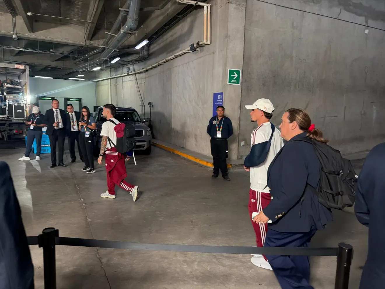 Yeremy con cabestrillo a su salida del estadio.