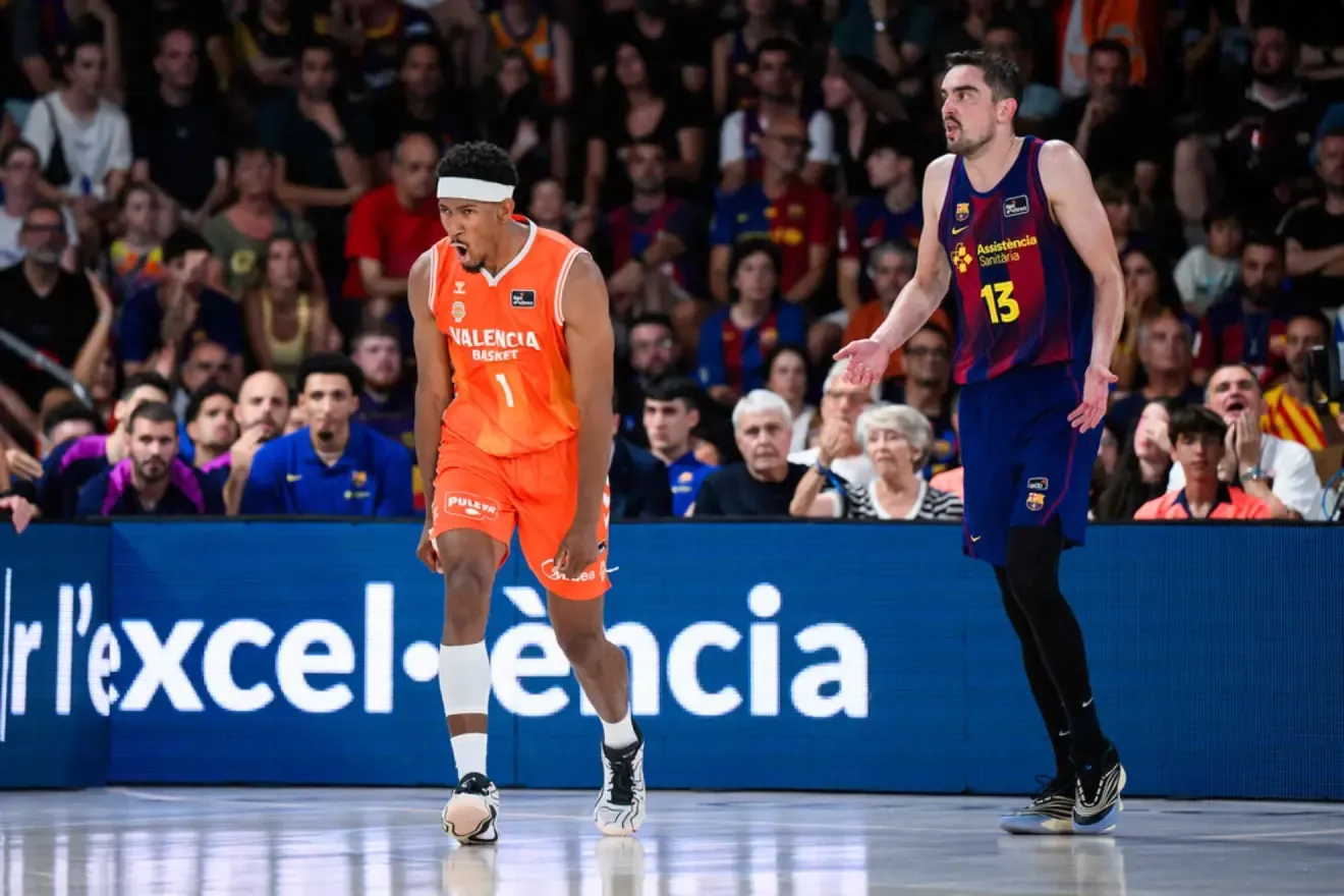 Kameron Taylor celebra una canasta junto a Tomas Satoransky.