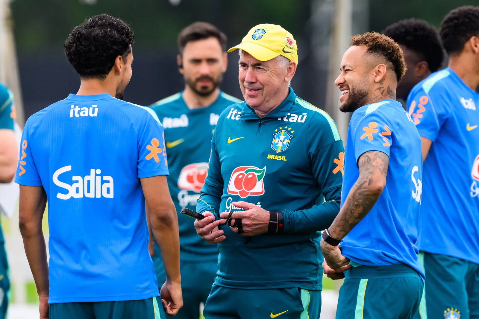 Carlo Ancelotti junto a Marquinhos y Neymar durante el entrenamiento de Brasil