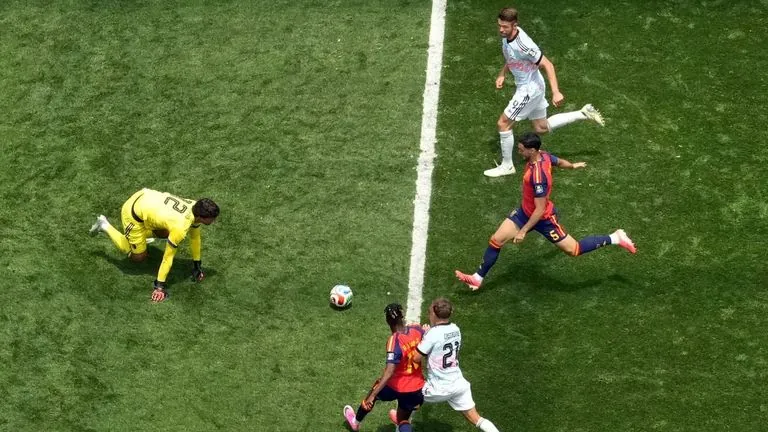 Merino remata para lograr el segundo gol que clasificó a España ante Bélgica.