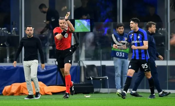 El colegiado esloveno, Slavko Vincic, anula el gol de Pedri contra el Inter de Milán durante un partido de fase de grupos