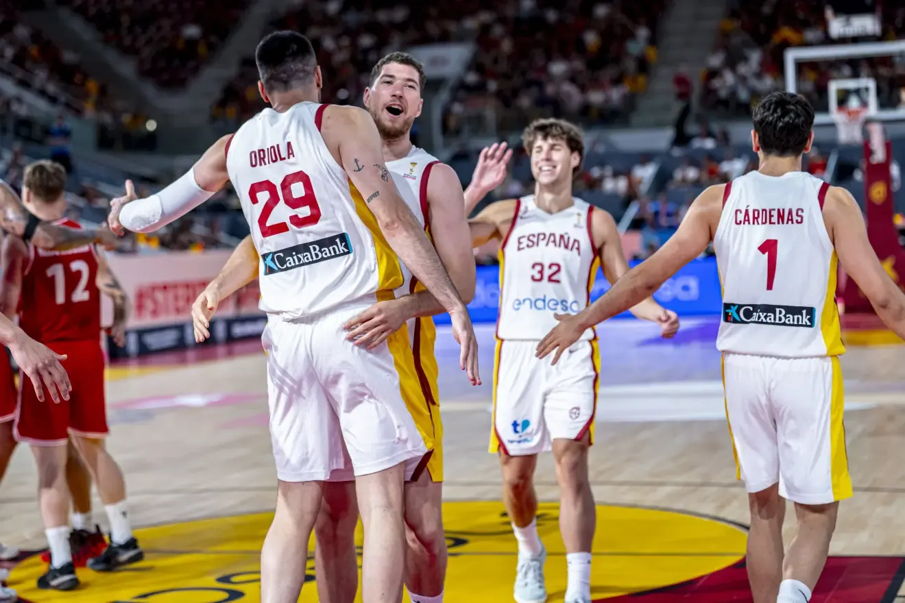 Parra y Oriola celebran una canasta.