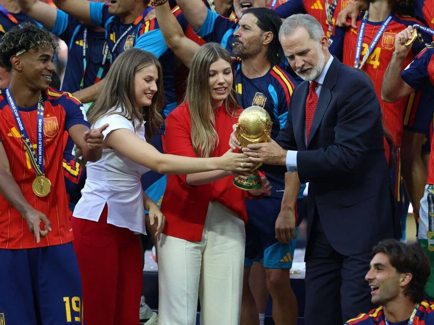 Foto: El rey Felipe, la princesa Leonor y la infanta Sofía con la copa del Mundial.