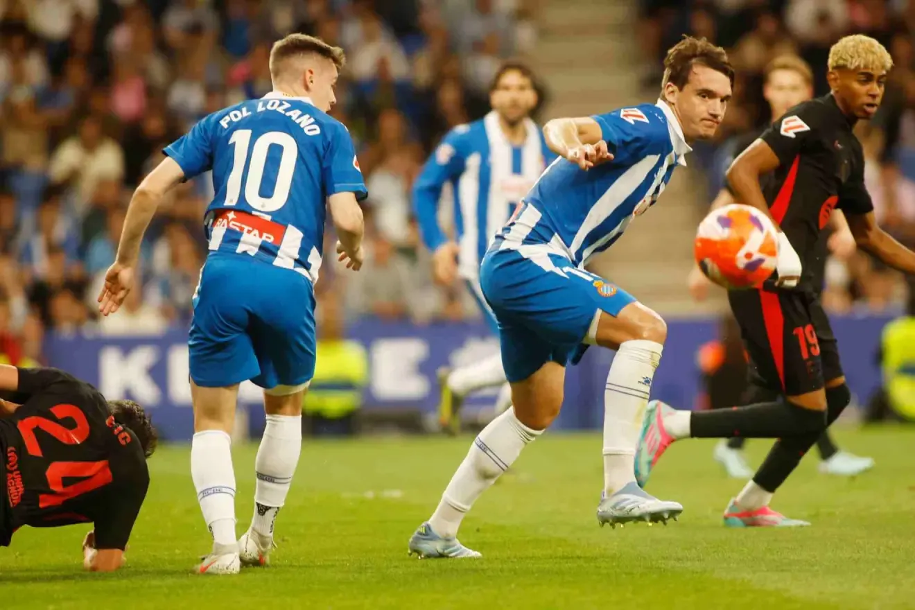 Varios jugadores del Barça y el Espanyol