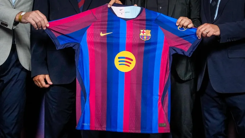 El Barcelona presenta su nueva camiseta