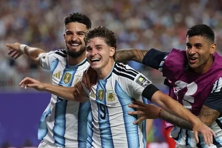 Julián, protagonista de la clasificación argentina con el golazo del 2-1.