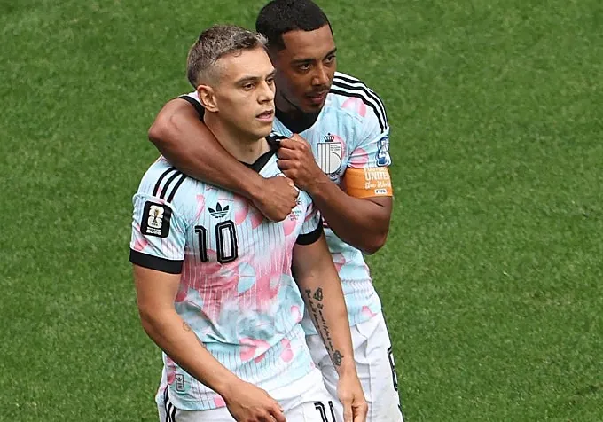 Tielemans y Trossard, abrazados tras la remontada belga